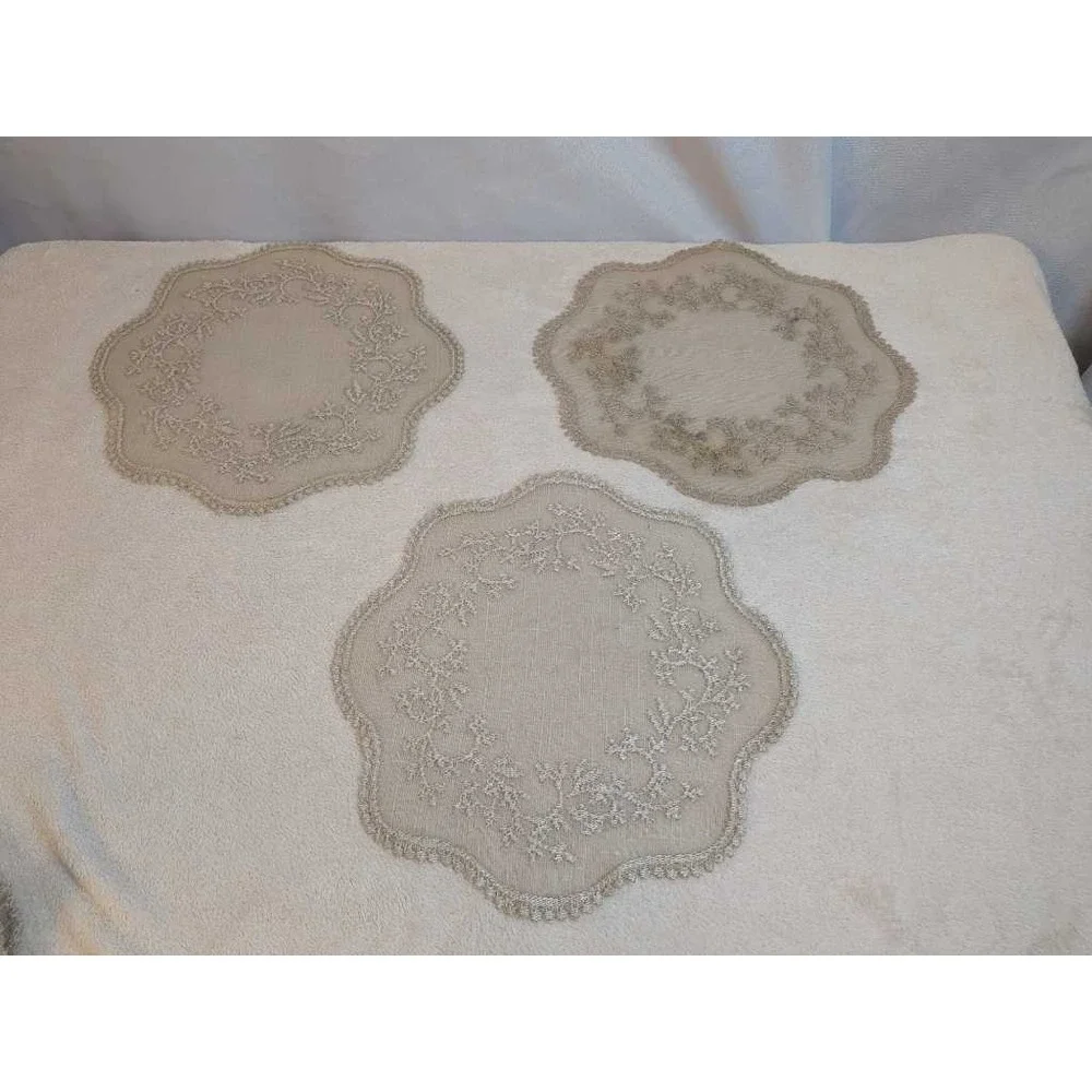 Vintage Lace Runner and Doilies Set Floral Embroidered Table Home‎ Decor